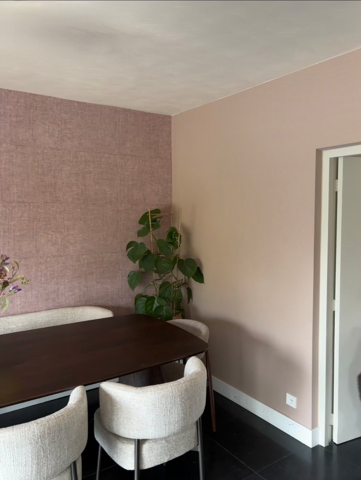 Eetkamer met mauve wandtegels en kleurrijke accenten, interieur Tilburg door Atelumé
